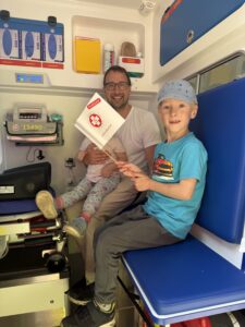 Kinder in Rettungsfahrzeug