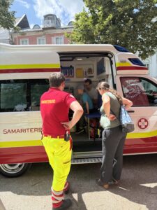 Besucher vor Rettungsfahrzeug