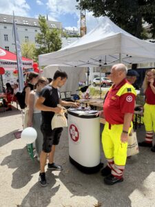 Besucher bei Samariterbund Stand