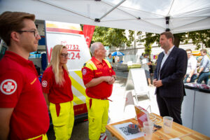 Stadtrat Raml bei ASB Stand