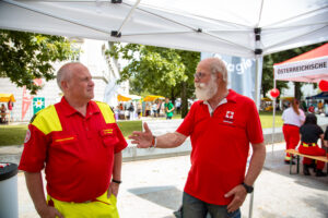 Sanitäter unterhalten sich