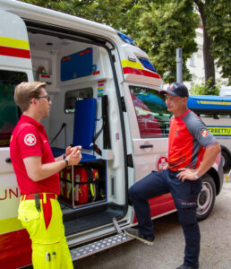 Besucher vor Rettungsfahrzeug