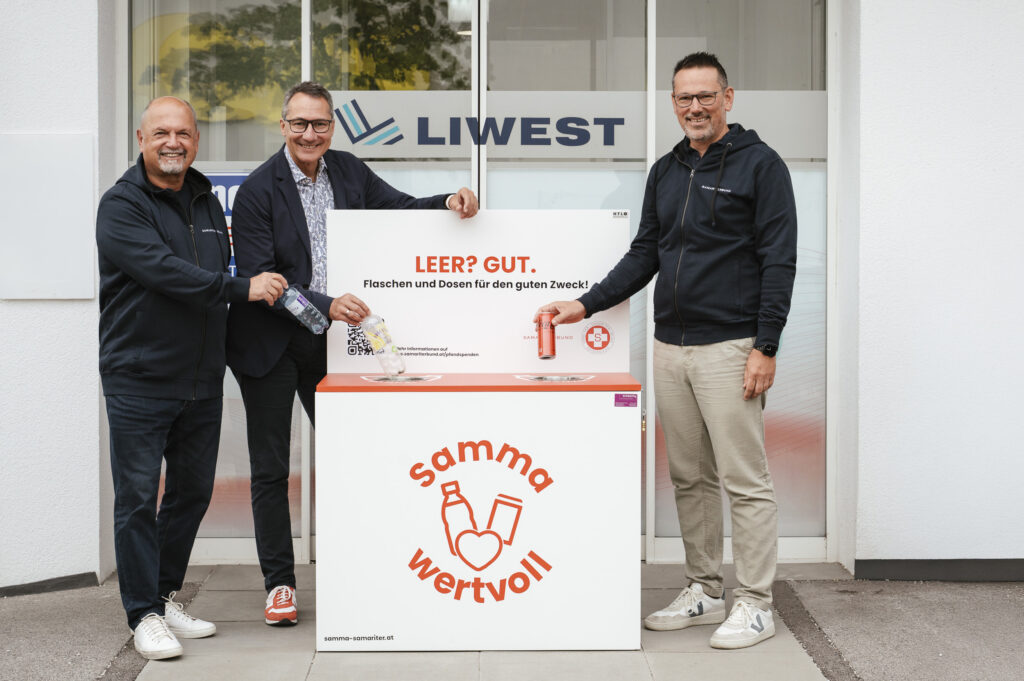 Sammlung von Flaschen und Dosen in Österreich von drei Männern vor einem LIWEST-Gebäude.